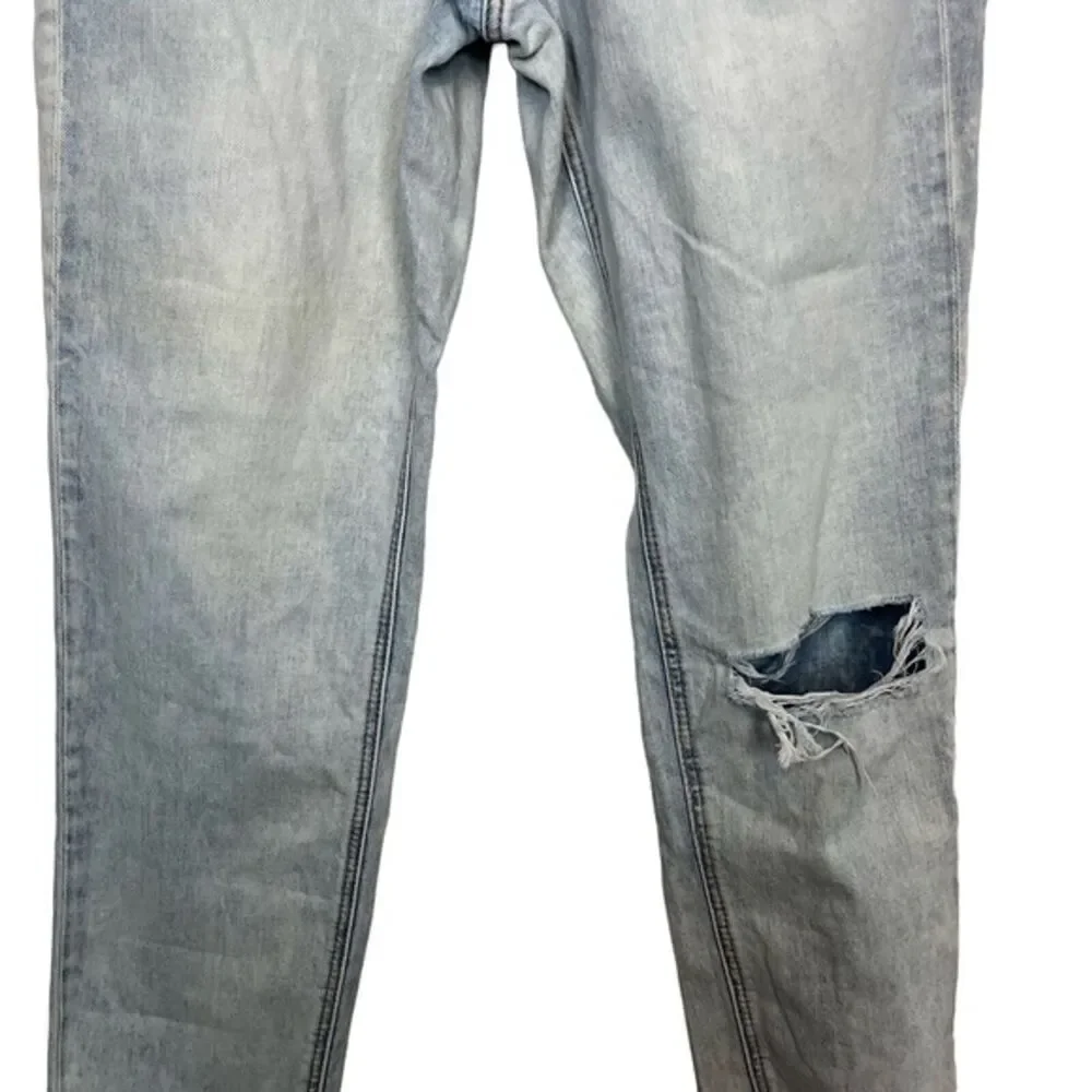 AMERICAN EAGLE MOM JEAN High Rise Distressed Light Blue Wash Raw Hem Jeans sz 4